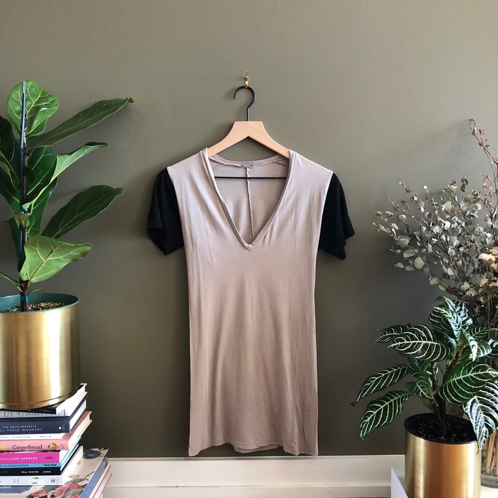 Monrow V Neck Tan/Black Two Tone Tee